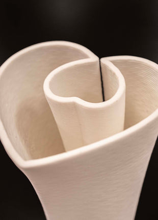 Aesthetic White Flower Vase – Unique Heart-Shaped Table Centrepiece