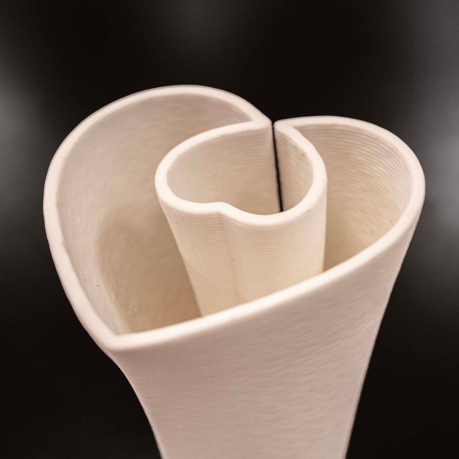 Aesthetic White Flower Vase – Unique Heart-Shaped Table Centrepiece
