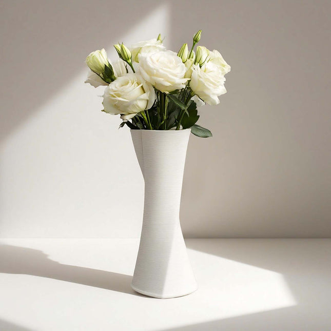 Aesthetic White Flower Vase – Unique Heart-Shaped Table Centrepiece