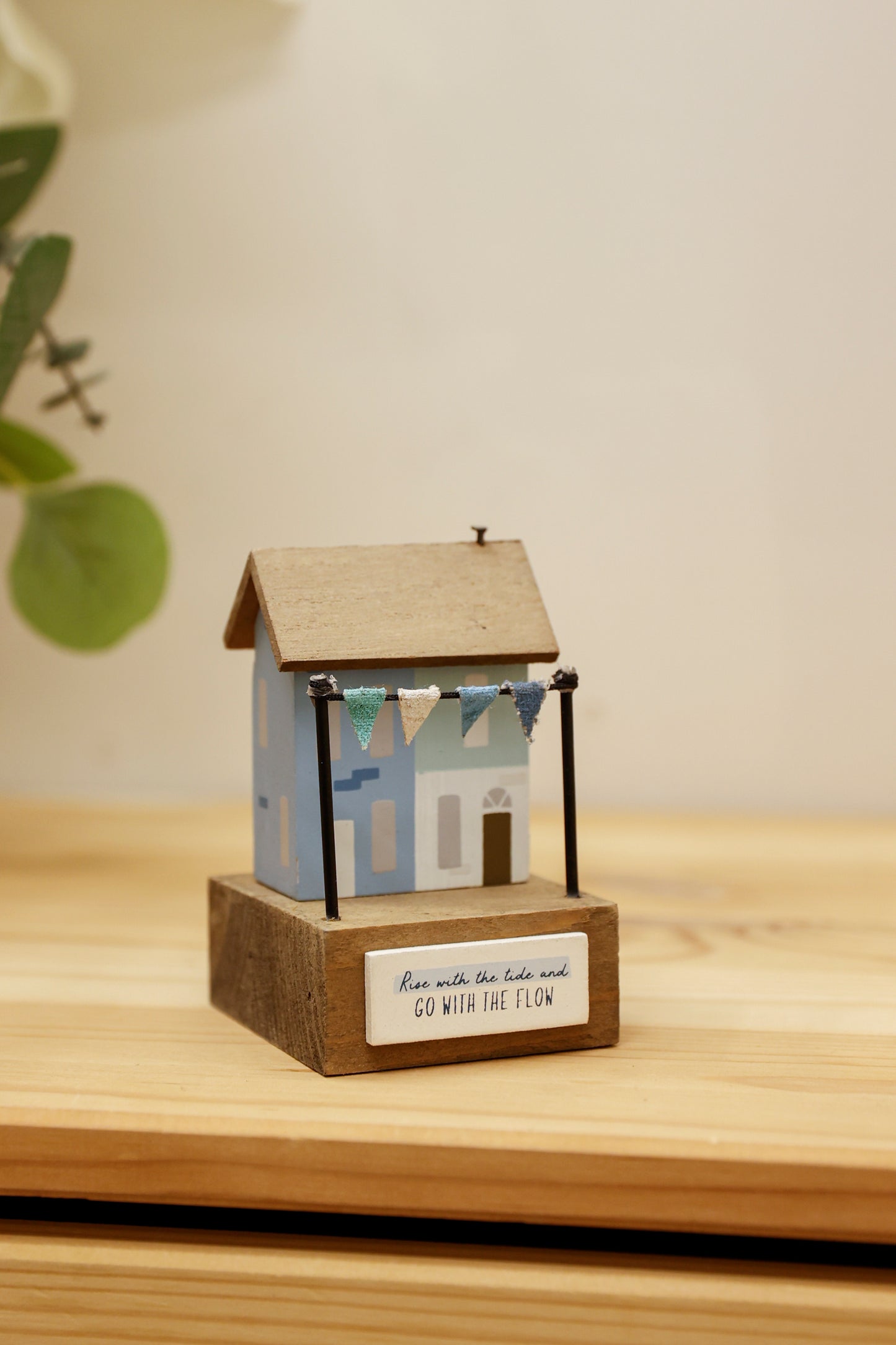 JX272| "Rise with the Tide and Go with the Flow" Beach Hut with Colorful Flags Sculpture, 6.3 x 5.5 x 9 cm