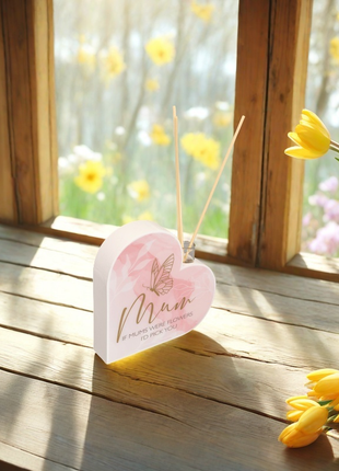 Small Flower Vase Glass Diffuser Bottle - Sentimental Gift Mother’s Day Birthday Gift, Heart-Shaped Ornament Elegant Desk Decor Home Decor for Desk & Shel