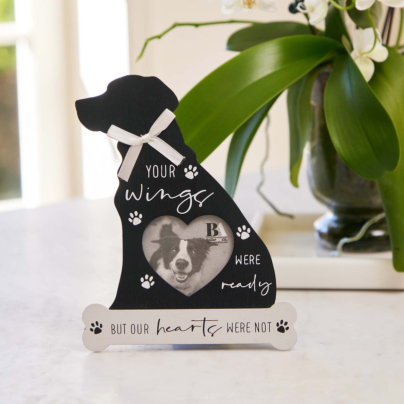 Black dog-shaped memorial photo frame designed to commemorate and honor the memory of a beloved pet, perfect for dog lovers as a heartfelt keepsake. 3
