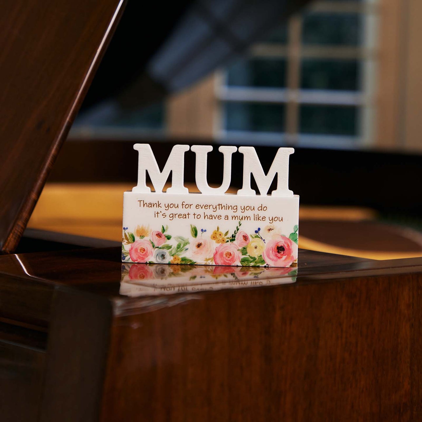 A charming Mum letter-shaped home decor, designed with beautiful floral patterns, making it an ideal Mother’s Day gift. This elegant piece features vibrant flowers around the letters, symbolizing love and appreciation. Perfect for celebrating Mother's Day, this decorative ornament can be placed in any room of the house to brighten up the space. A thoughtful and meaningful gift for mom, adding a personalized and floral touch to her home decor. 3
