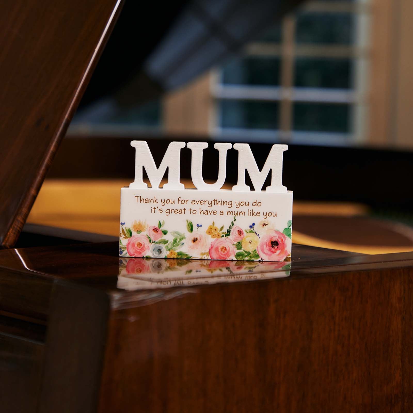 A charming Mum letter-shaped home decor, designed with beautiful floral patterns, making it an ideal Mother’s Day gift. This elegant piece features vibrant flowers around the letters, symbolizing love and appreciation. Perfect for celebrating Mother's Day, this decorative ornament can be placed in any room of the house to brighten up the space. A thoughtful and meaningful gift for mom, adding a personalized and floral touch to her home decor. 3
