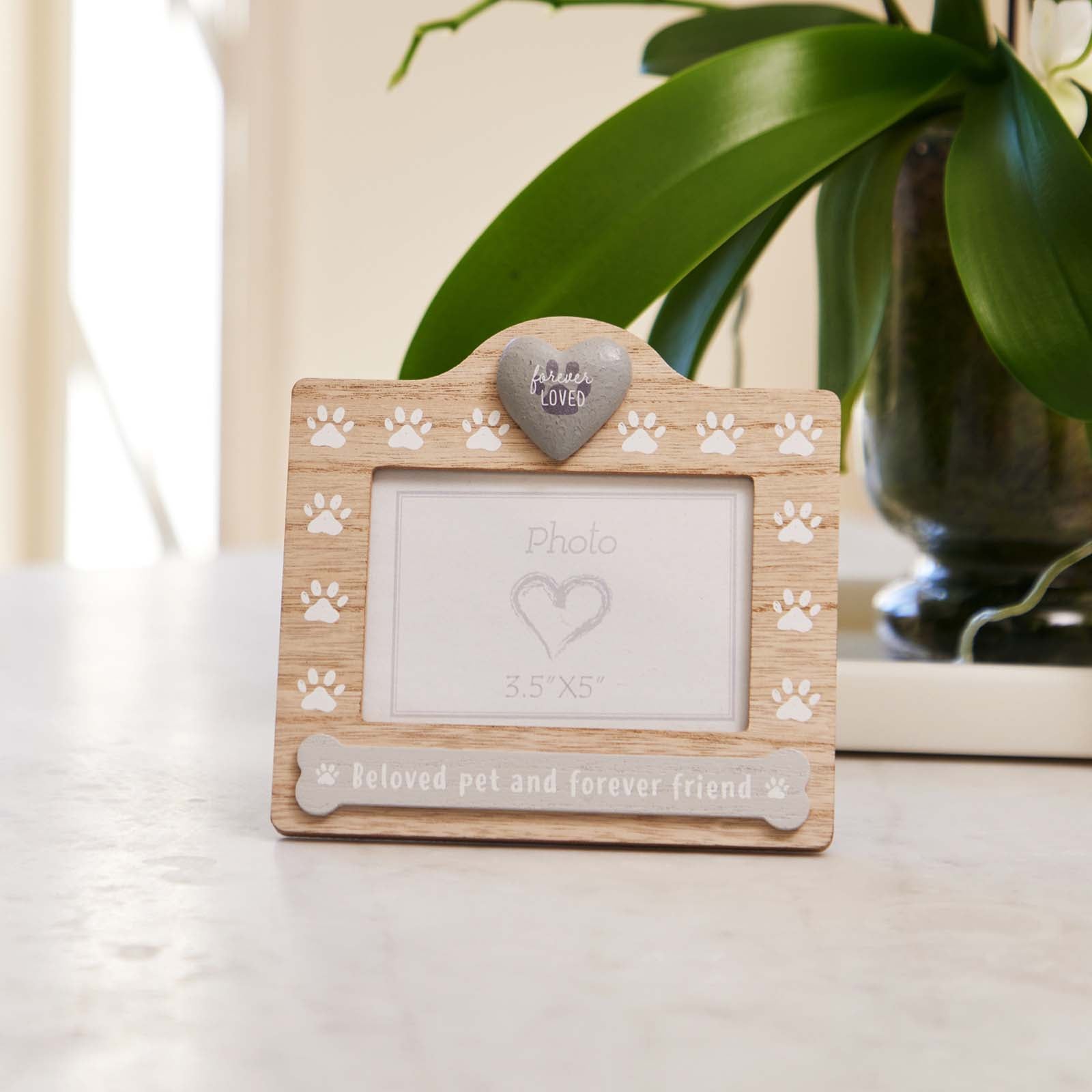 Wooden pet memorial picture frame designed to honor the memory of beloved pets, a heartfelt keepsake for displaying cherished photos. 4
